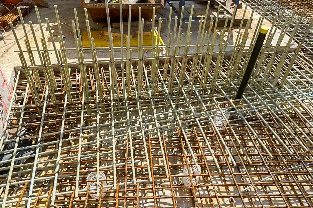 Vertikale und horizontale Glasfaserkunststoffbewehrungsstäbe auf einer Baustelle
