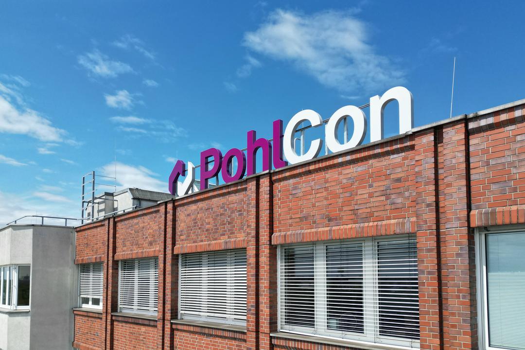 PohlCon-Schriftzug auf dem Dach des PohlCon-Hauptgebäudes, Blickrichtung Norden
