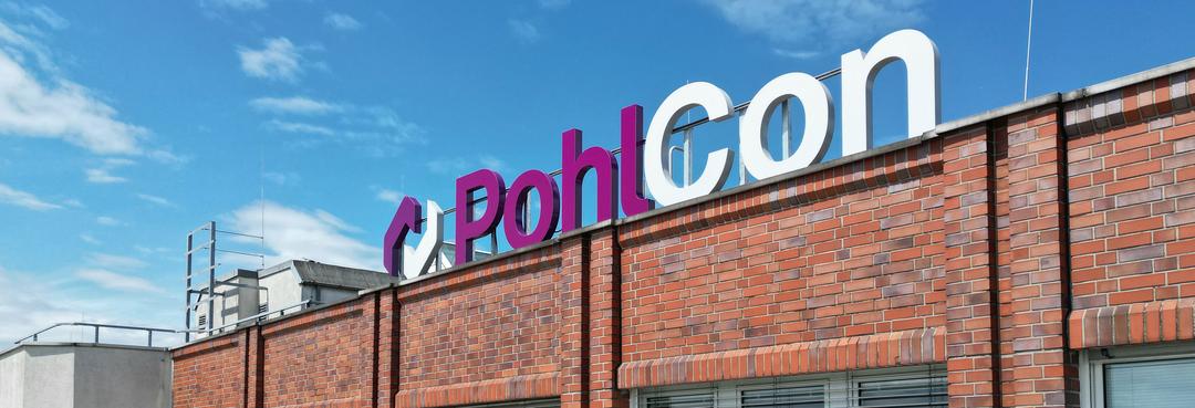PohlCon-Schriftzug auf dem Dach des PohlCon-Hauptgebäudes, Blickrichtung Norden