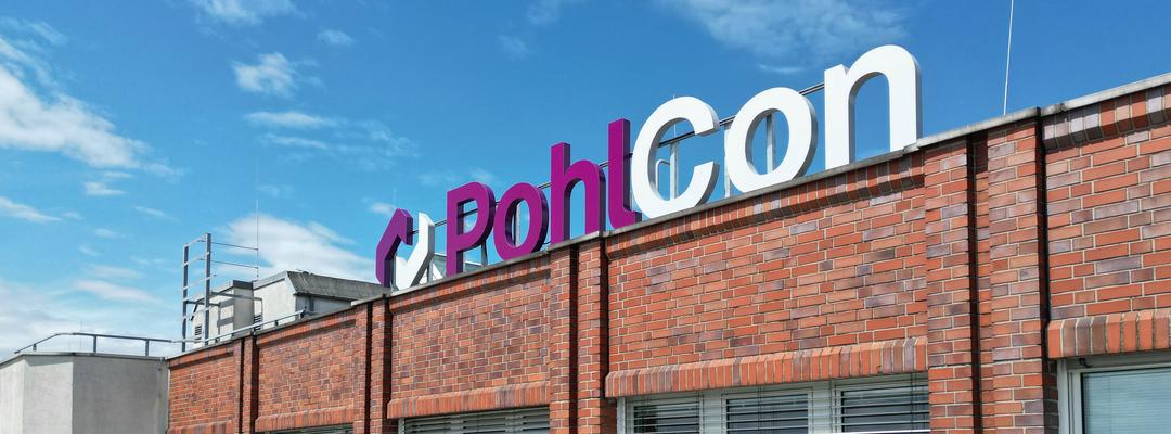 PohlCon-Schriftzug auf dem Dach des PohlCon-Hauptgebäudes, Blickrichtung Norden