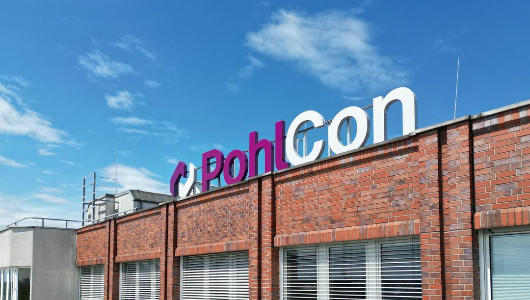 PohlCon-Schriftzug auf dem Dach des PohlCon-Hauptgebäudes, Blickrichtung Norden