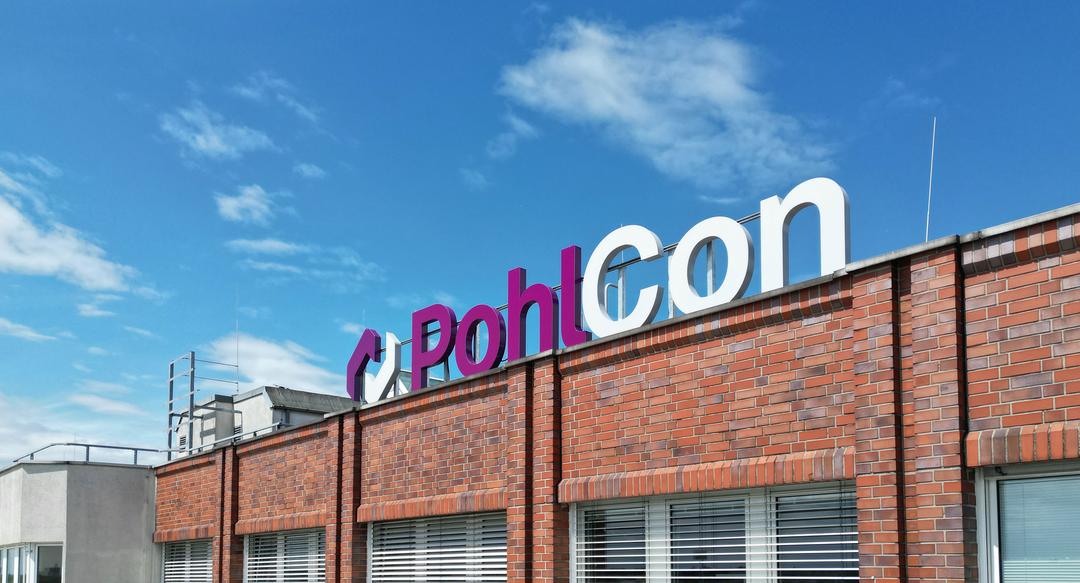 PohlCon-Schriftzug auf dem Dach des PohlCon-Hauptgebäudes, Blickrichtung Norden