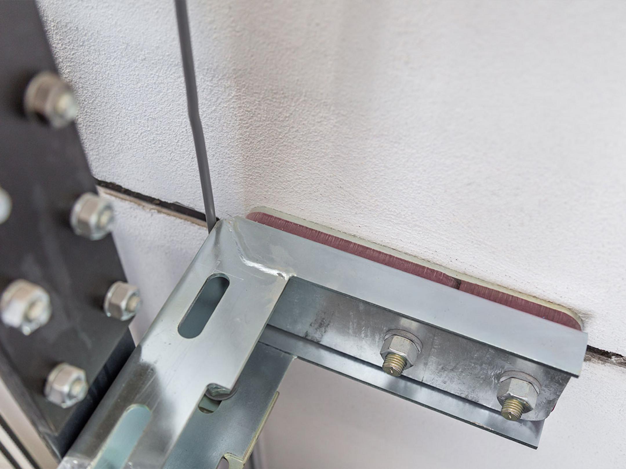 Die metallene Ankerschiene für die Aufzugsanlage von oben betrachtet.