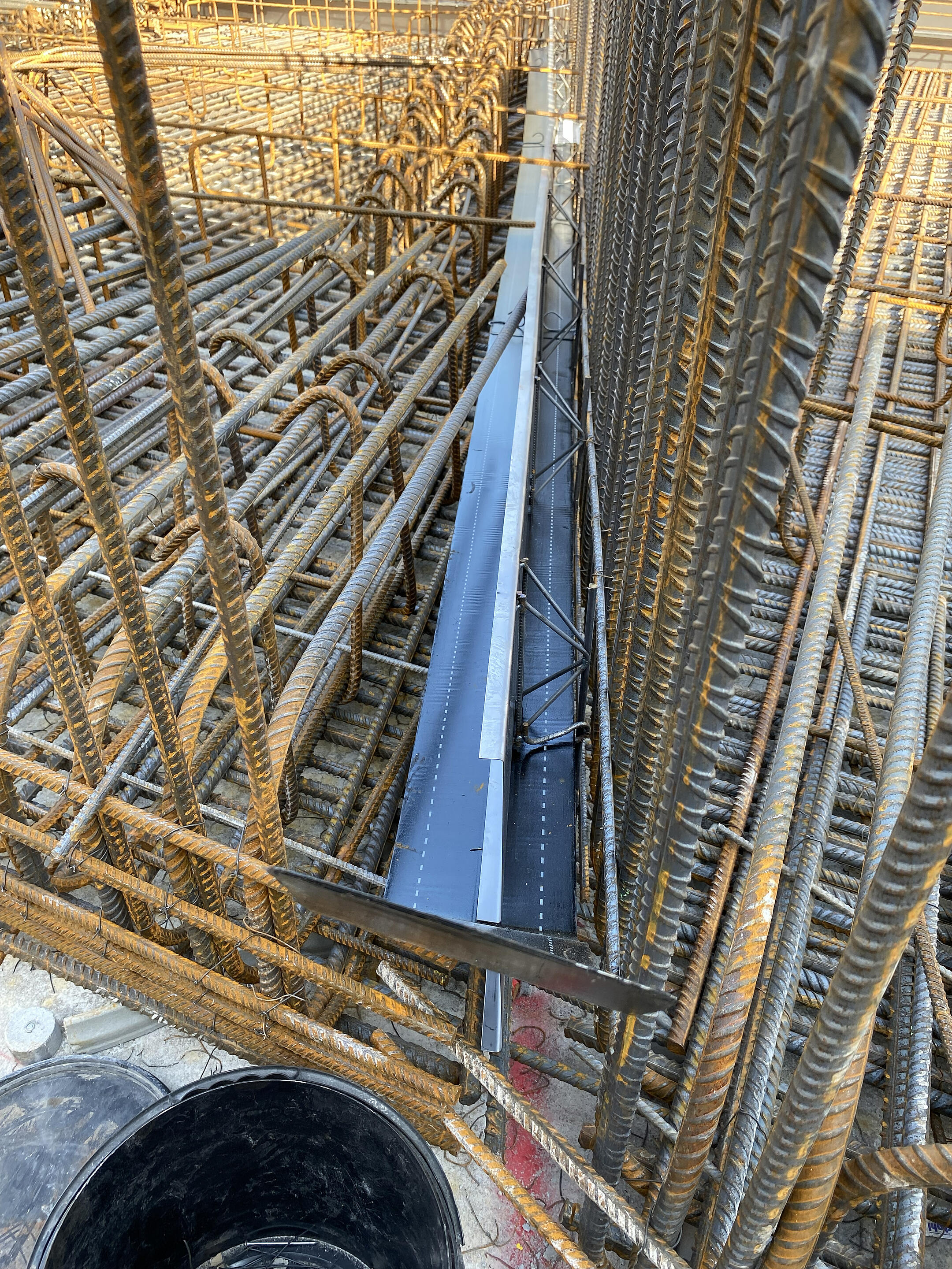 Detailaufnahme Abdichtung PENTAFLEX mit OBS-Element auf einer Baustelle zwischen Bewehrungsstahl liegend