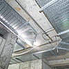 Betonrohbau mit an der Wand und Decke montierten Kabeltrassen, Lichtschlauch für die Beleuchtung