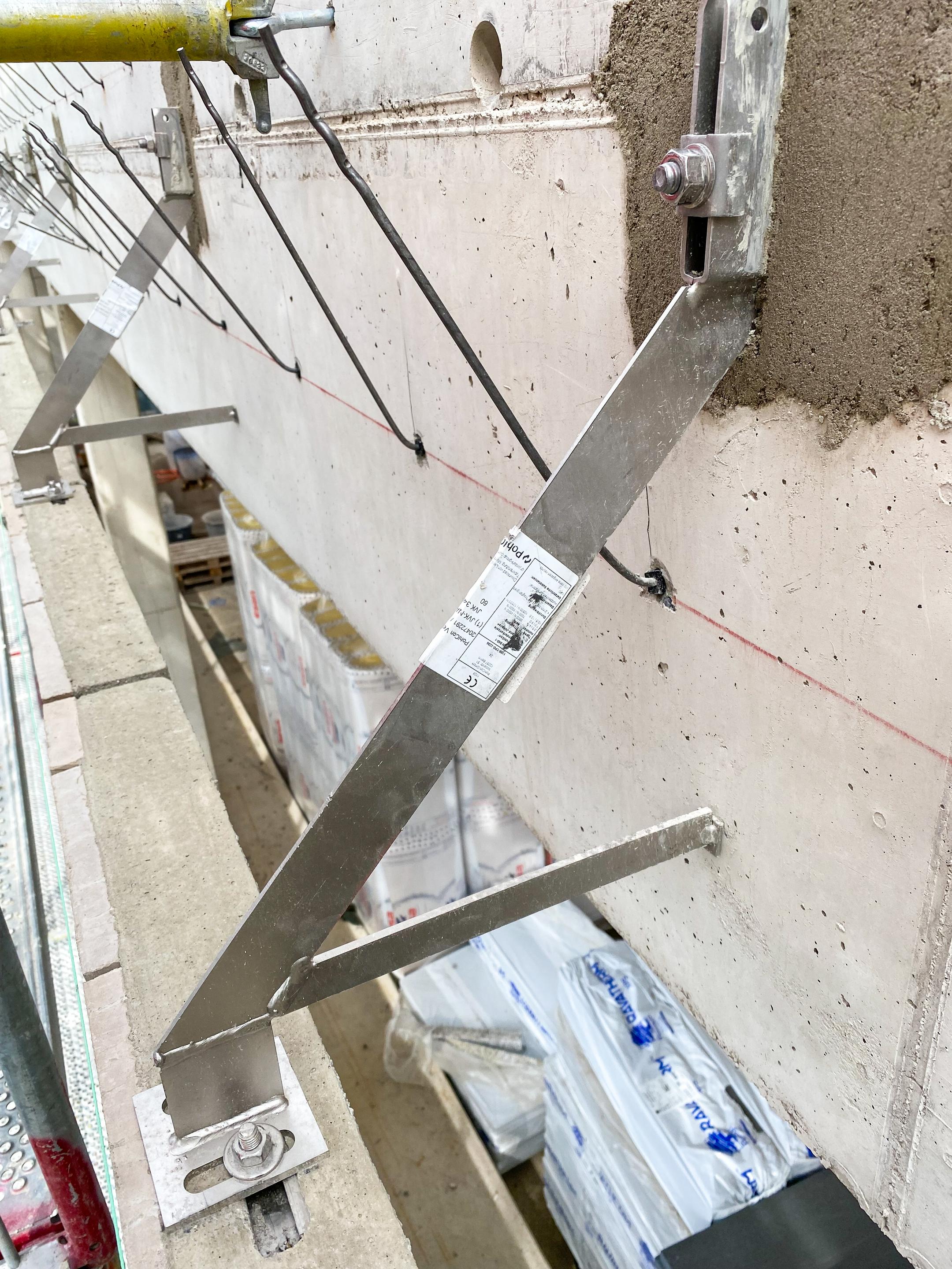 Verblenderkonsole an Betonwand befestigt