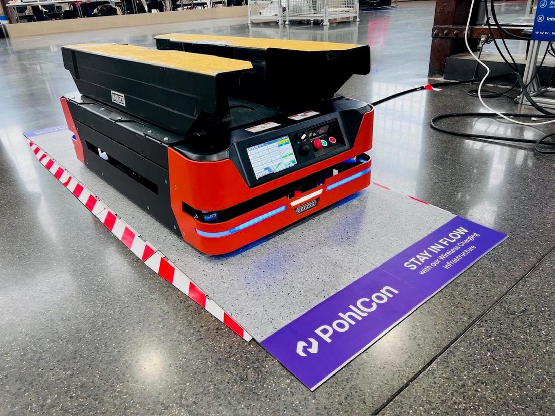 Mobiler Roboter lädt kabellos auf WCPS-Plateau-System von PohlCon.