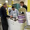 Messestand mit Ausstellungsstücken Schalrohre und Ankerschienen, Messepersonal und Besuchern