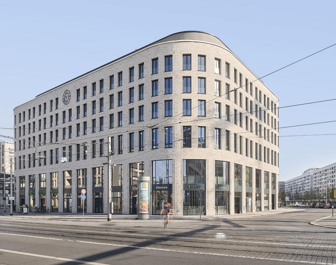 Außenansicht des Haus Postplatz in Dresden mit heller Fassade vor blauem Himmel
