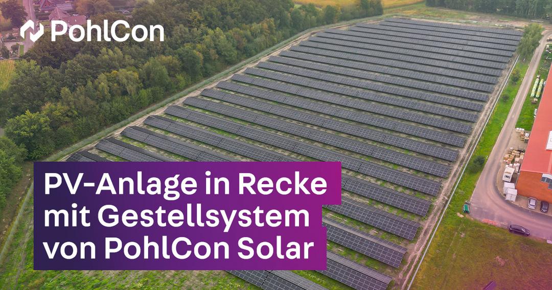 Luftaufnahme einer großflächigen PV-Anlage in Recke mit Gestellsystem von PohlCon Solar neben einem Industriegebäude.