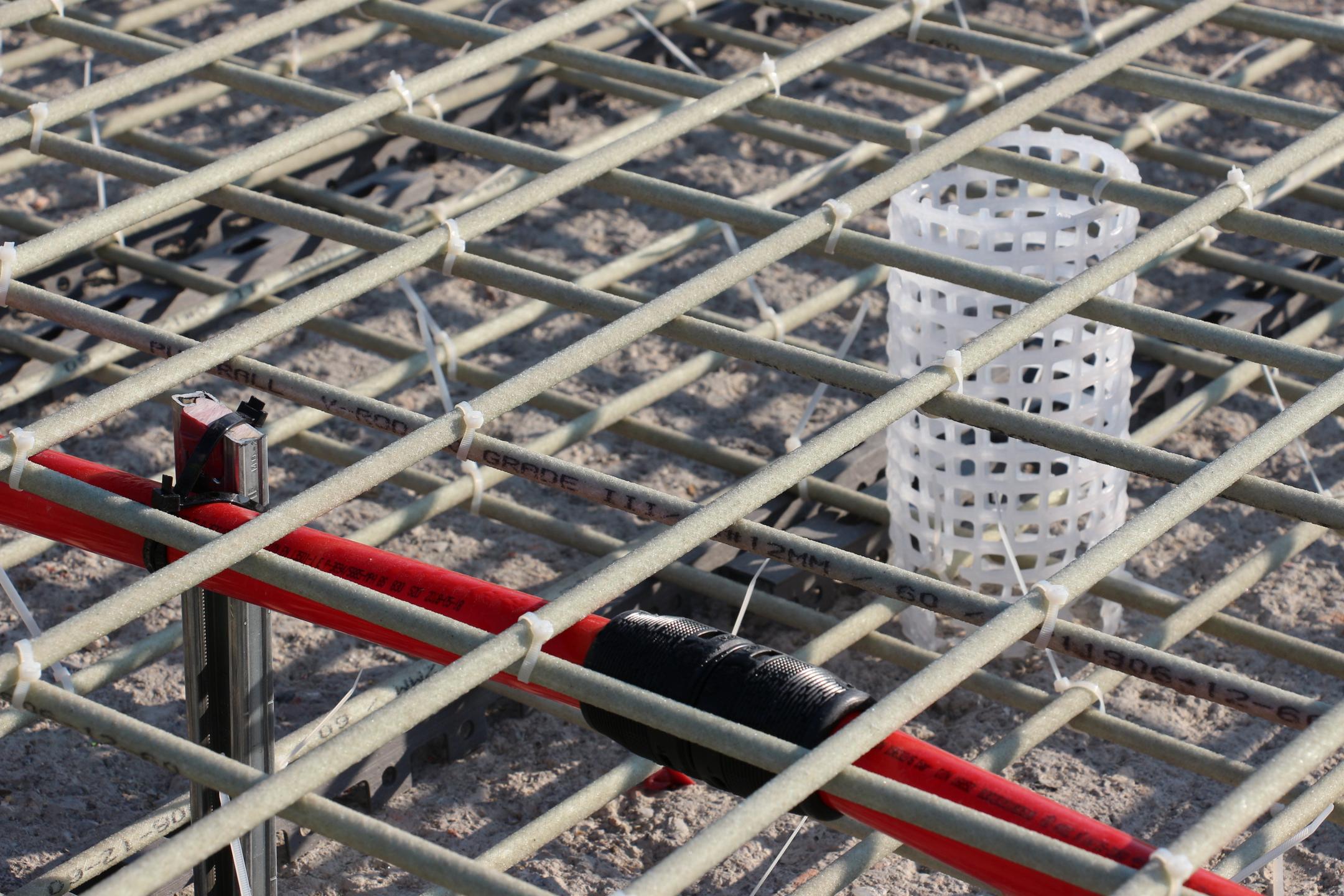 Die Baustelle mit der Glasfaserbewehrung aus der Nähe betrachtet.