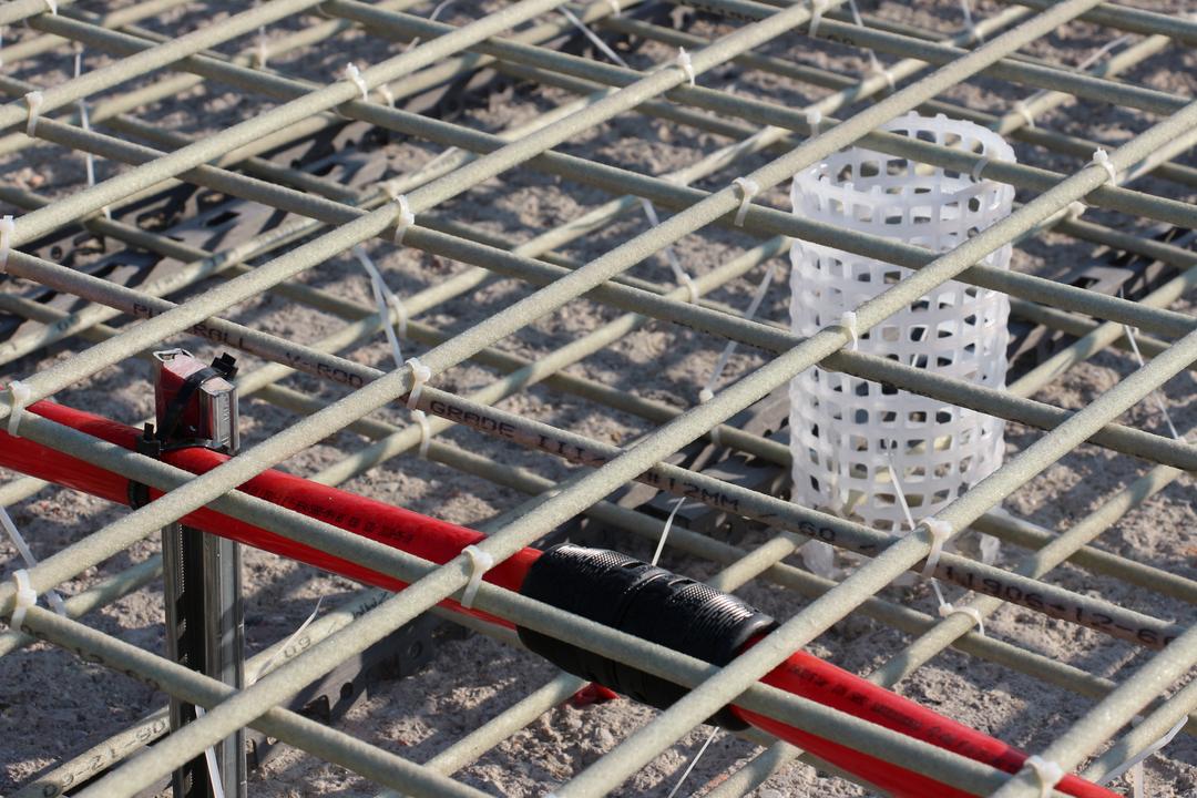 Die Baustelle mit der Glasfaserbewehrung aus der Nähe betrachtet.