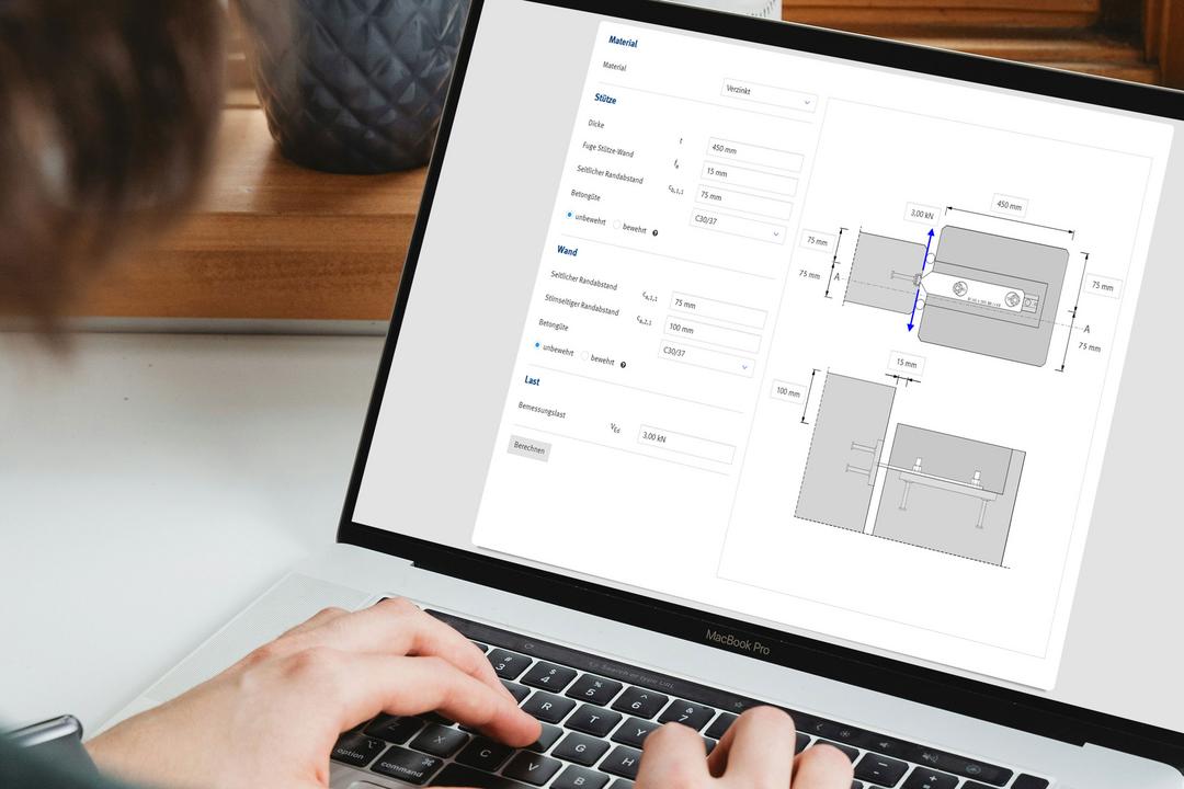 Jemand arbeitet mit der Expert Software von PohlCon auf einem Laptop