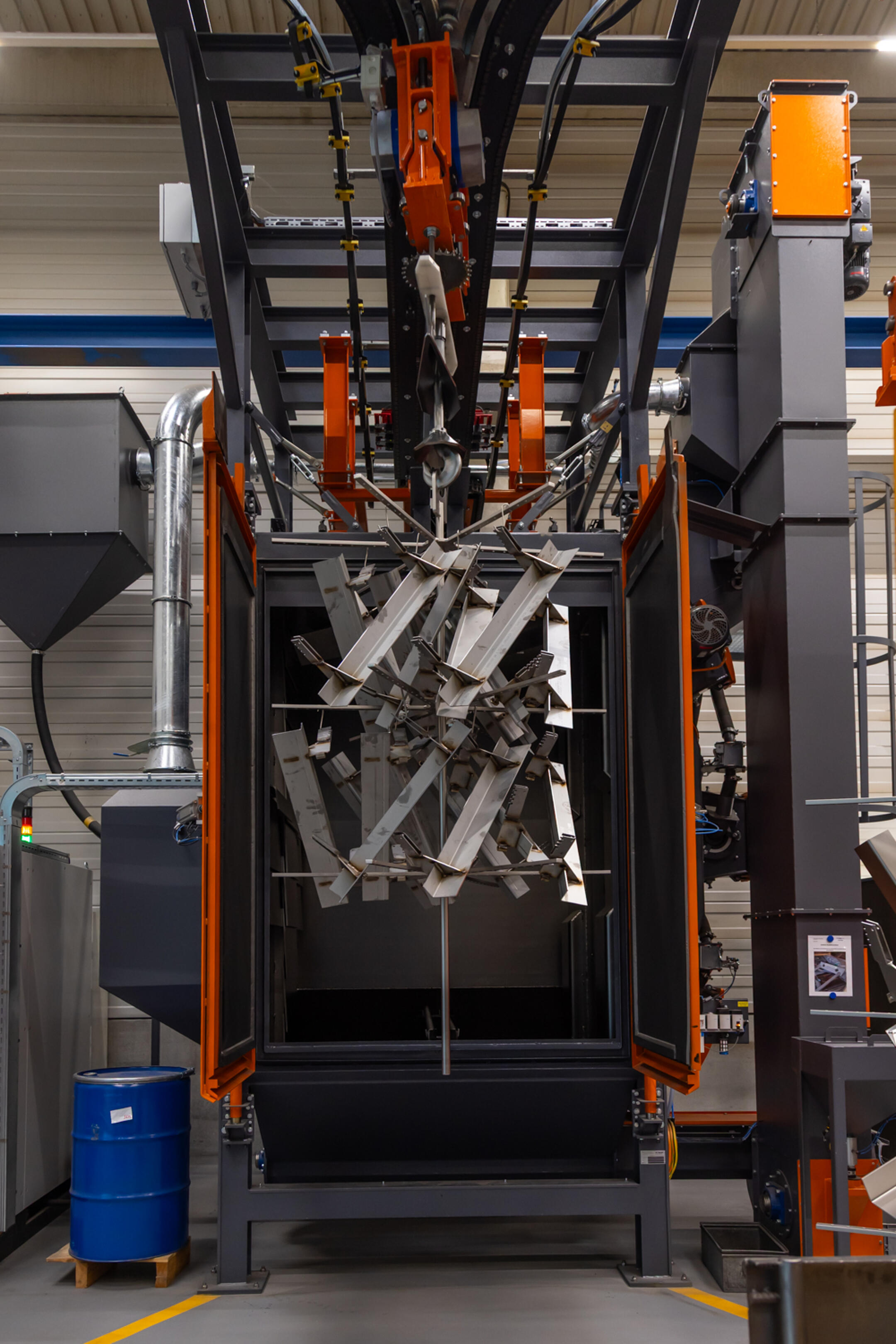 Metallbauteile in einer Strahlanlage zur Oberflächenbearbeitung