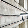 Betonwand mit eingelassenen Ankerschienen