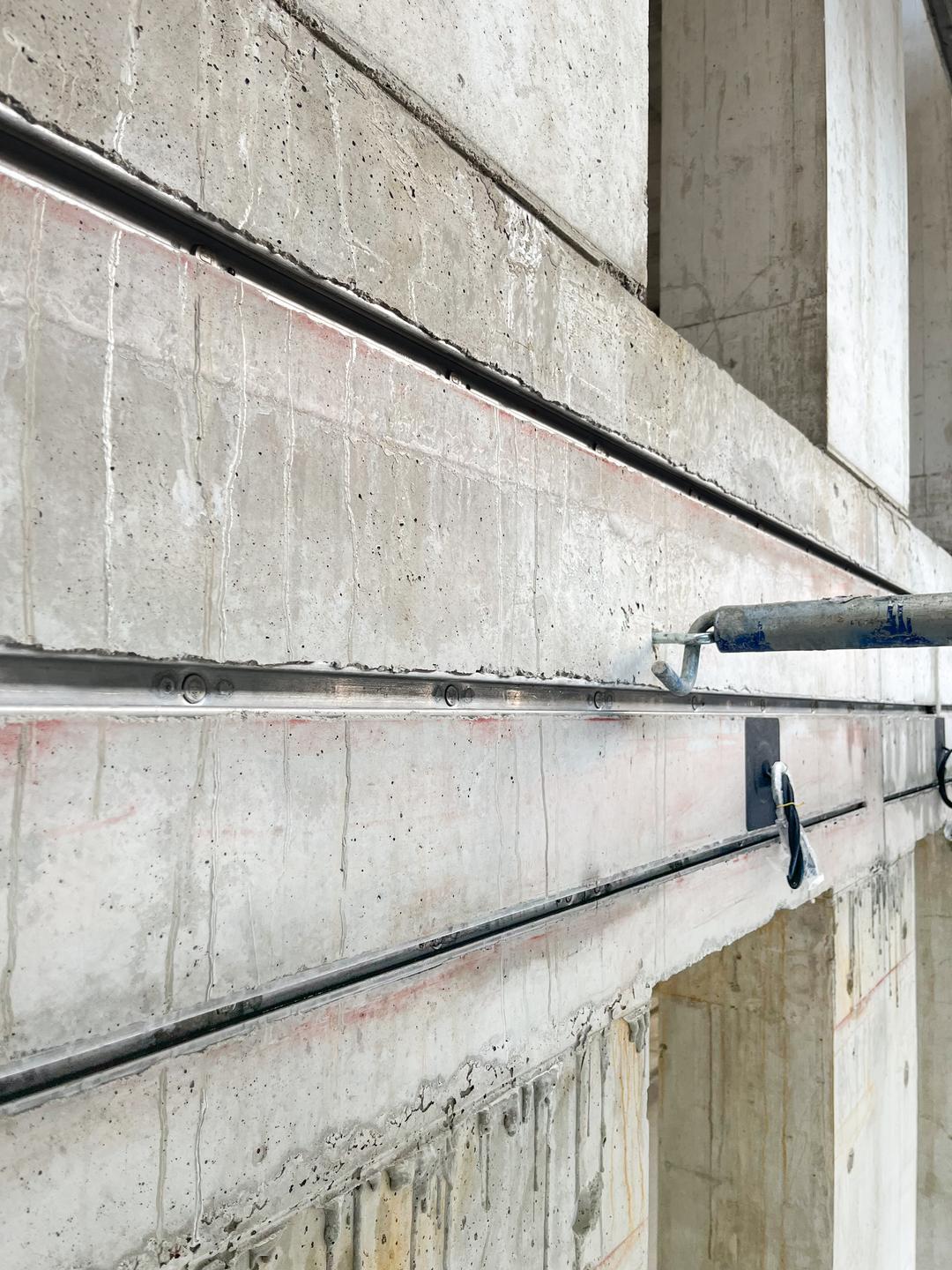 Betonwand mit eingelassenen Ankerschienen