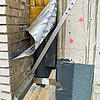 Klinkerfassade mit Dämmung, Edelstahlkonsolen, Abdichtungslagen und sichtbarer Befestigung an der Betonwand.