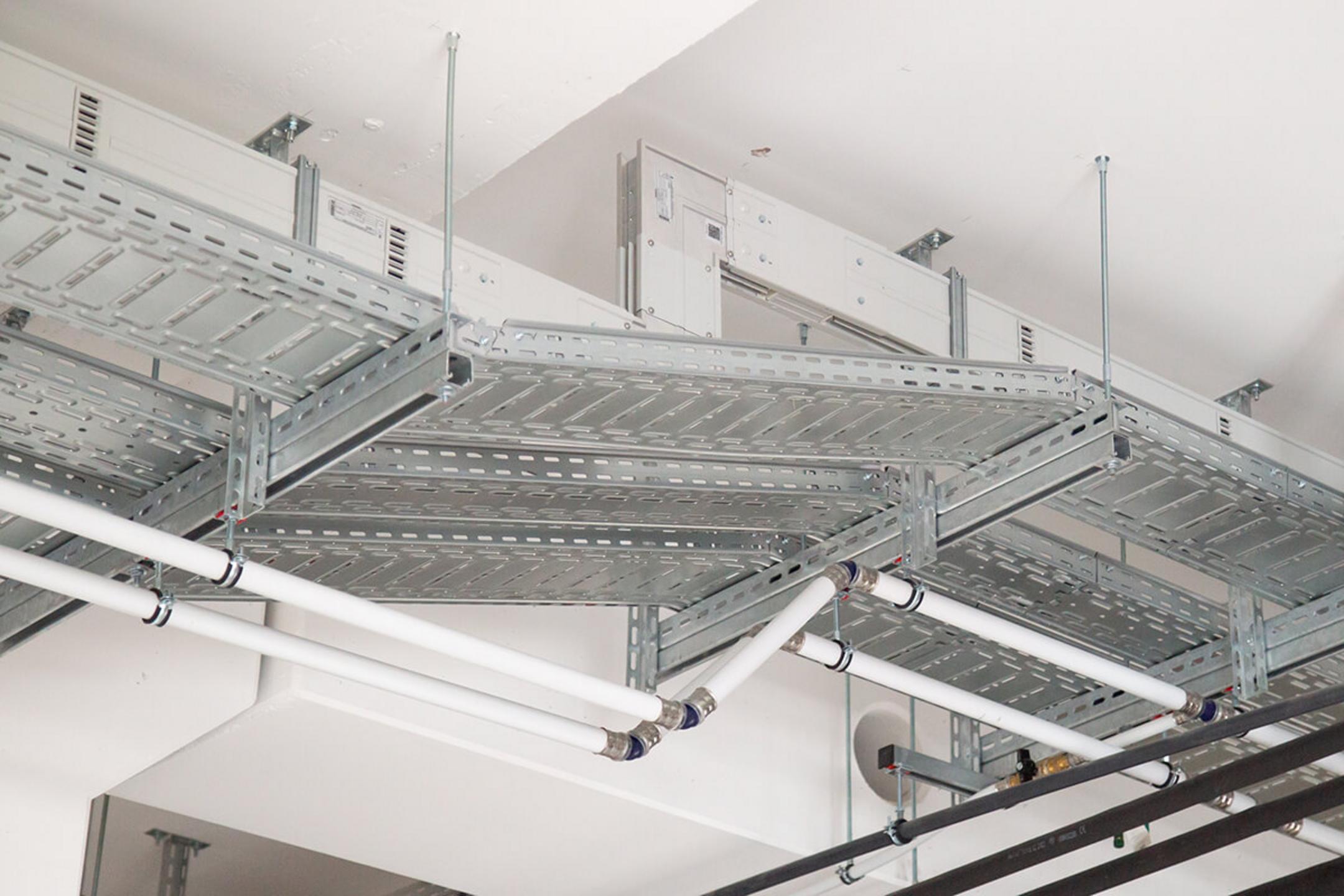 Die Kabeltragsysteme an der Decke des Erweiterungsbaus aus einer anderen Perspektive.