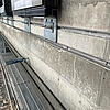Betonwand mit eingelassenen Ankerschienen.