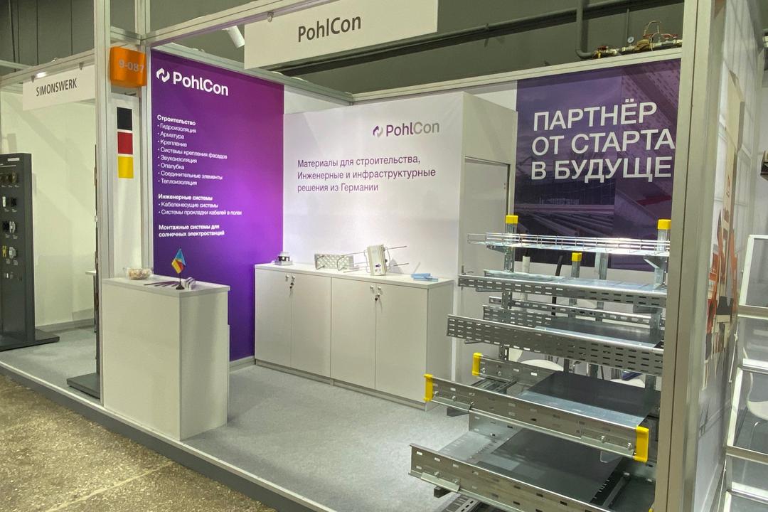Messestand mit Infotafeln und Modell mit Kabeltragsystemen
