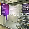 Messestand mit Infotafeln und Modell mit Kabeltragsystemen