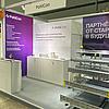 Messestand mit Infotafeln und Modell mit Kabeltragsystemen