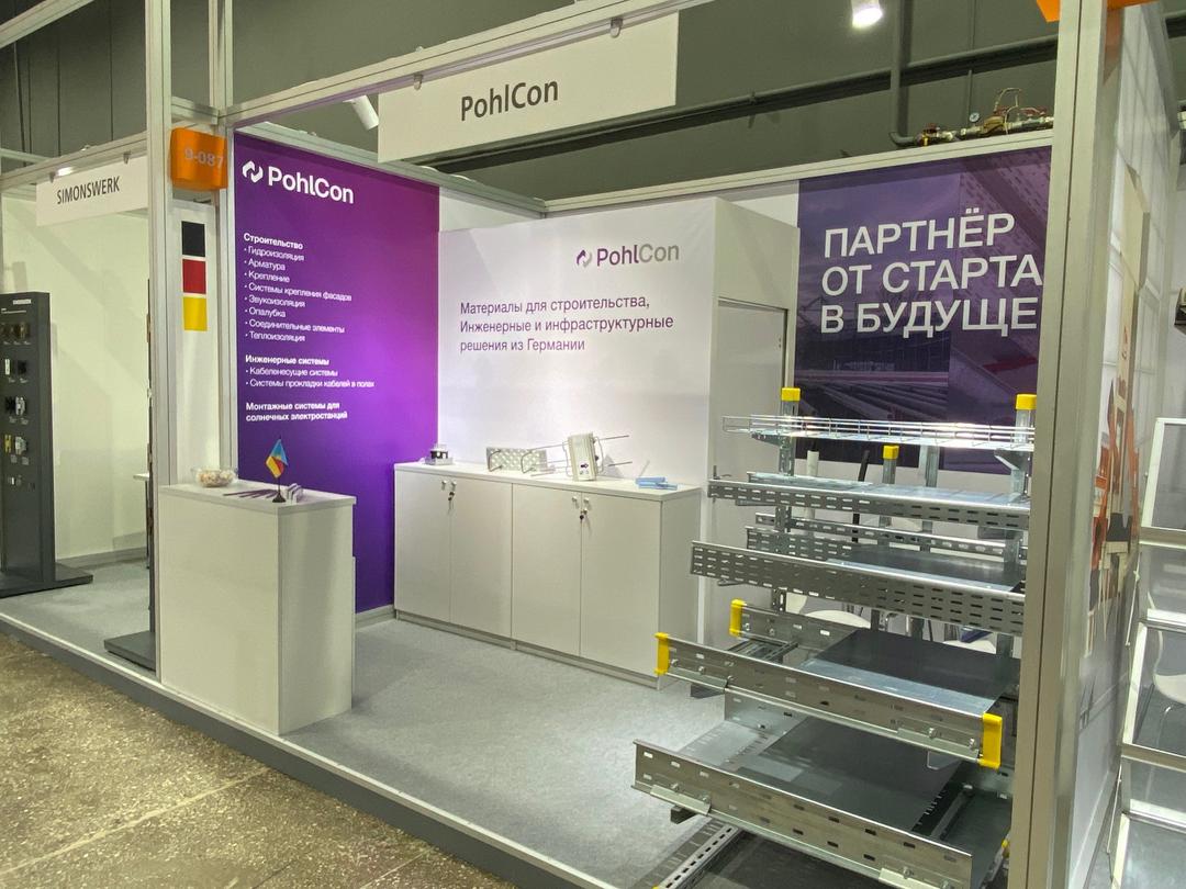 Messestand mit Infotafeln und Modell mit Kabeltragsystemen