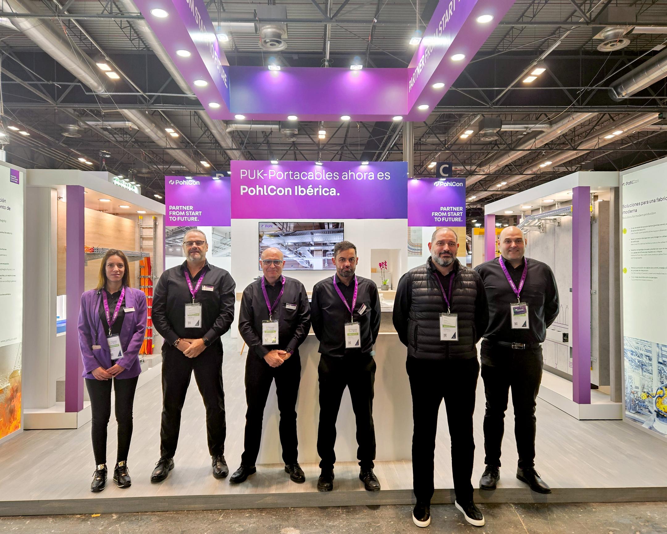 Messestand mit Messepersonal (Gruppenbild)