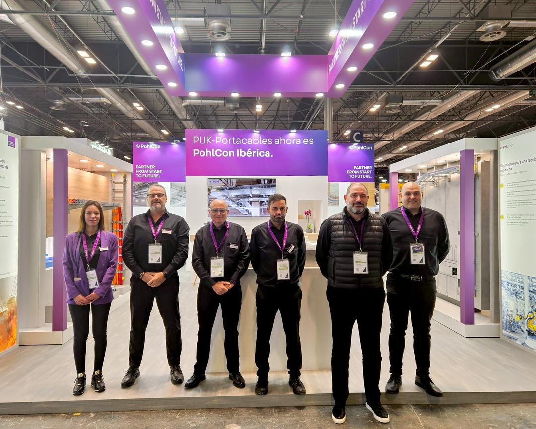 Messestand mit Messepersonal (Gruppenbild)