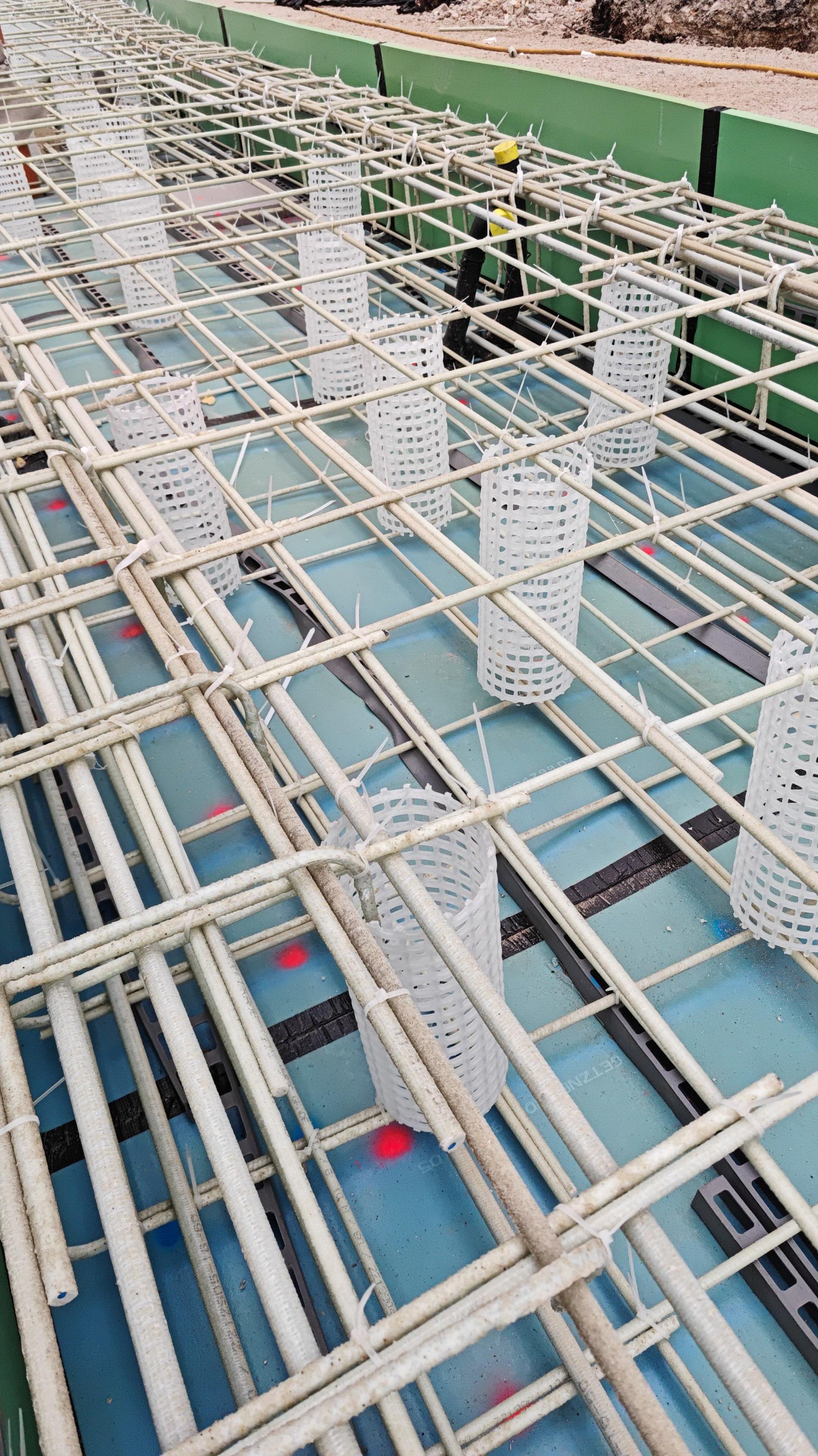 Detailansicht von Bewehrungsstäbe aus Glasfaserkunststoff auf einer Baustelle