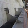 Montierte Konsolen an Betonwand
