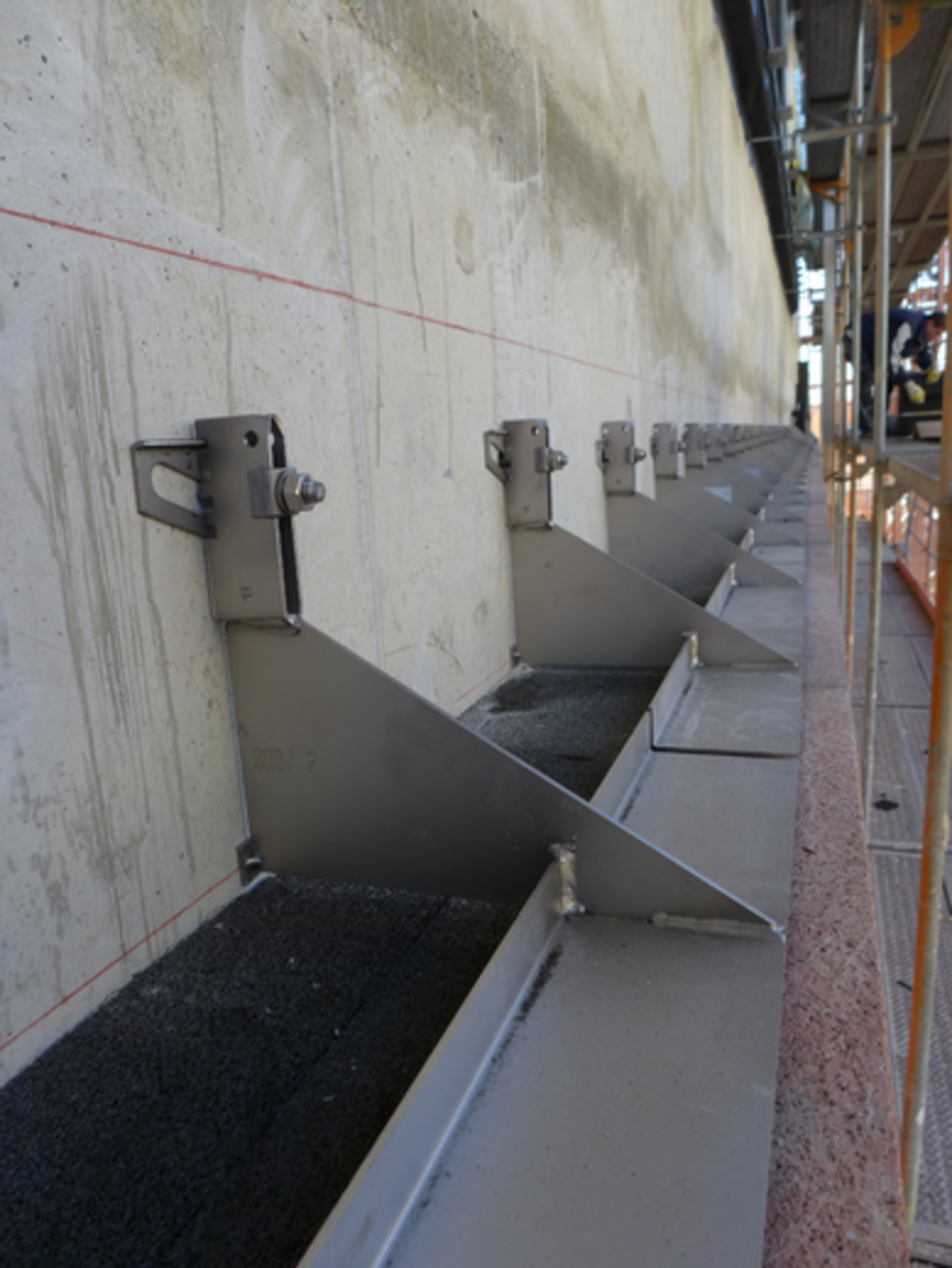 Montierte Konsolen an Betonwand