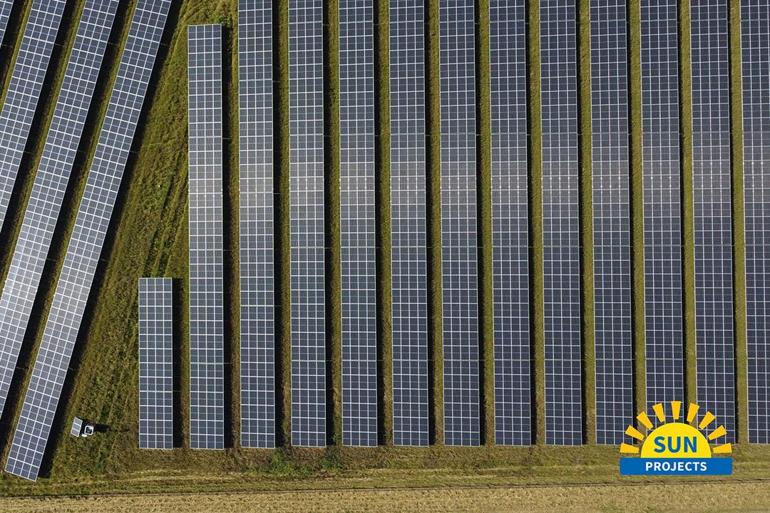 Luftaufnahme einer landwirtschaftlichen Fläche mit Solarpanelen, Draufsicht