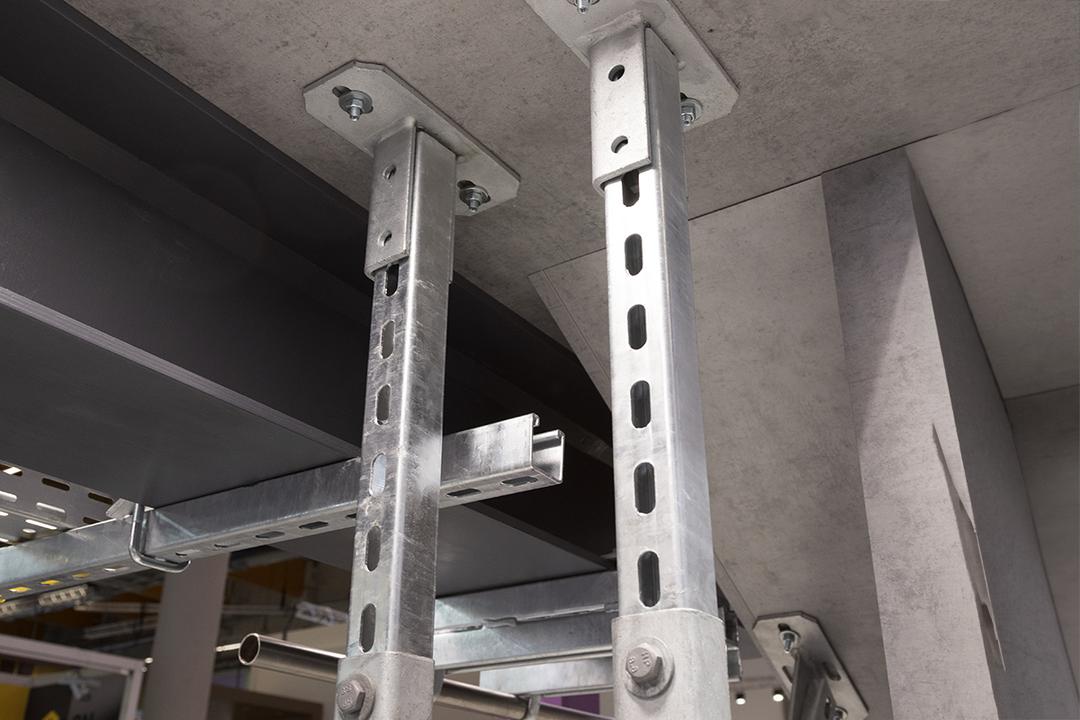 Verzinkte Montageschienen mit Deckenbefestigung zur Abhängung eines Kabeltragsystems in einem Gebäude.