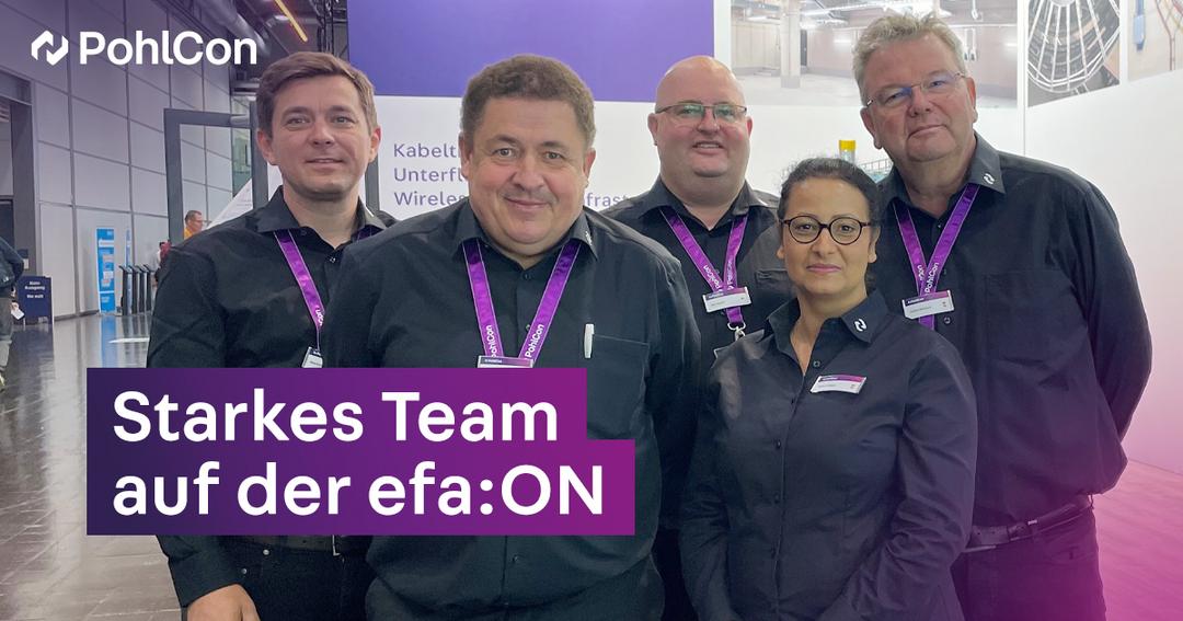 Fünf PohlCon-Mitarbeitende auf der efa:ON 2025, vor dem Messestand mit lila PohlCon-Lanyards und Infowänden im Hintergrund.