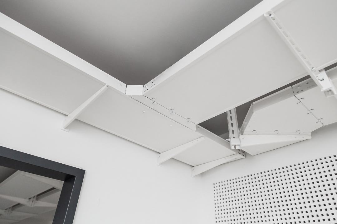 Weiß beschichtete Kabelrinnen von PohlCon an der Decke eines Büroraums.
