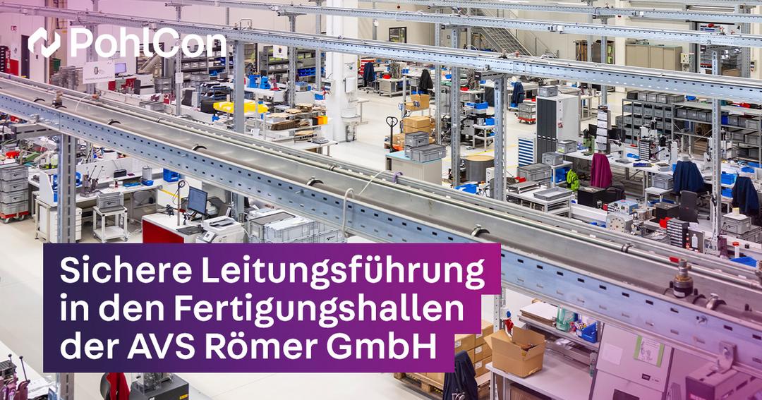 Produktionshalle mit Kabeltragsystemen an der Decke und eingeblendeter Überschrift zur Leitungsführung bei AVS Römer.