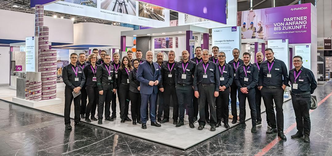 Das Standpersonal vor dem PohlCon-Messestand auf der BAU 2025 in München