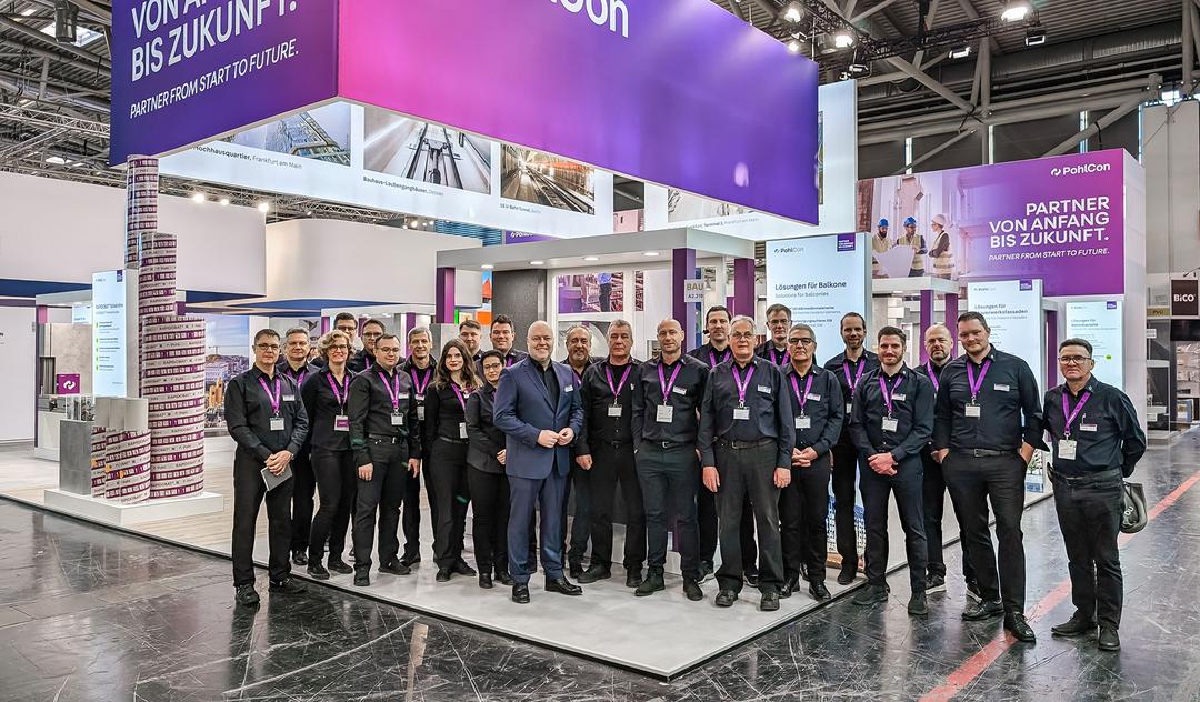 Das Standpersonal vor dem PohlCon-Messestand auf der BAU 2025 in München