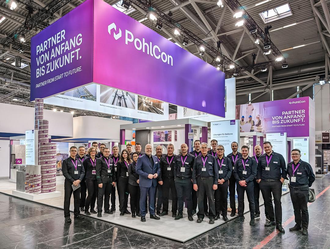 Das Standpersonal vor dem PohlCon-Messestand auf der BAU 2025 in München