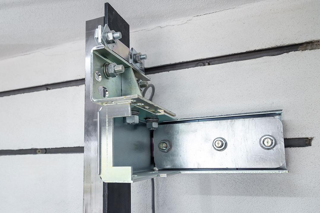 Detailaufnahme der Aufzugsisolierung mit Führungsschiene befestigt mit einer Ankerschiene an der Wand