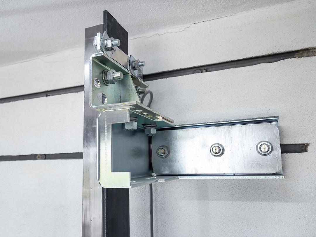 Die metallene Ankerschiene für die Aufzugsanlage aus der Nähe betrachtet.