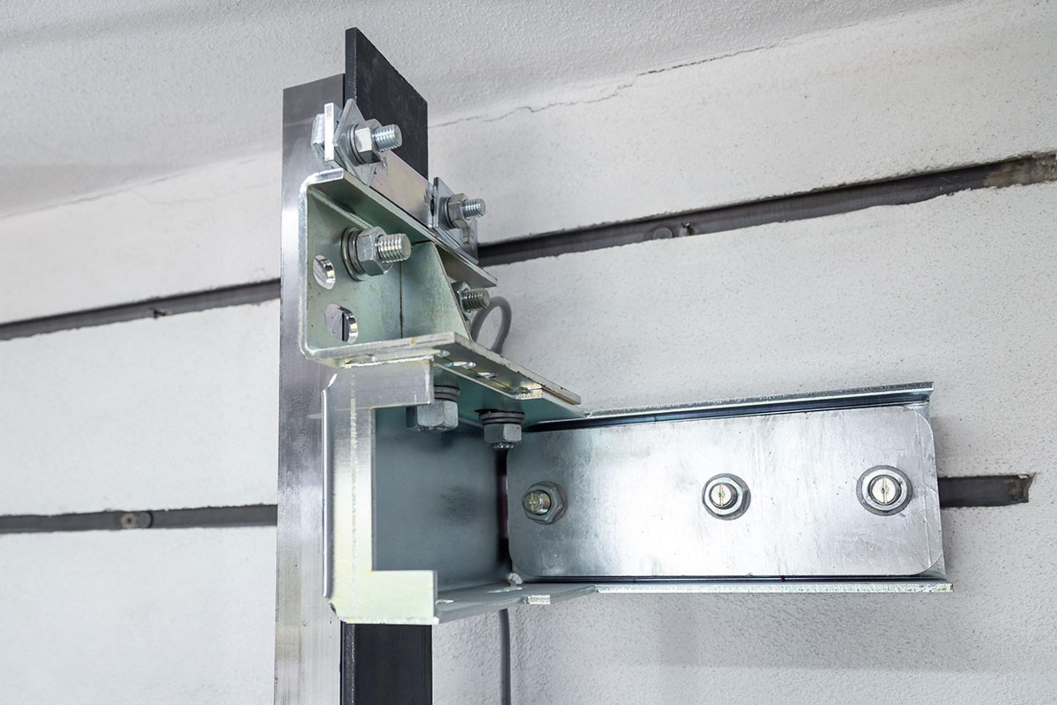 Detailaufnahme der Aufzugsisolierung mit Führungsschiene befestigt mit einer Ankerschiene an der Wand