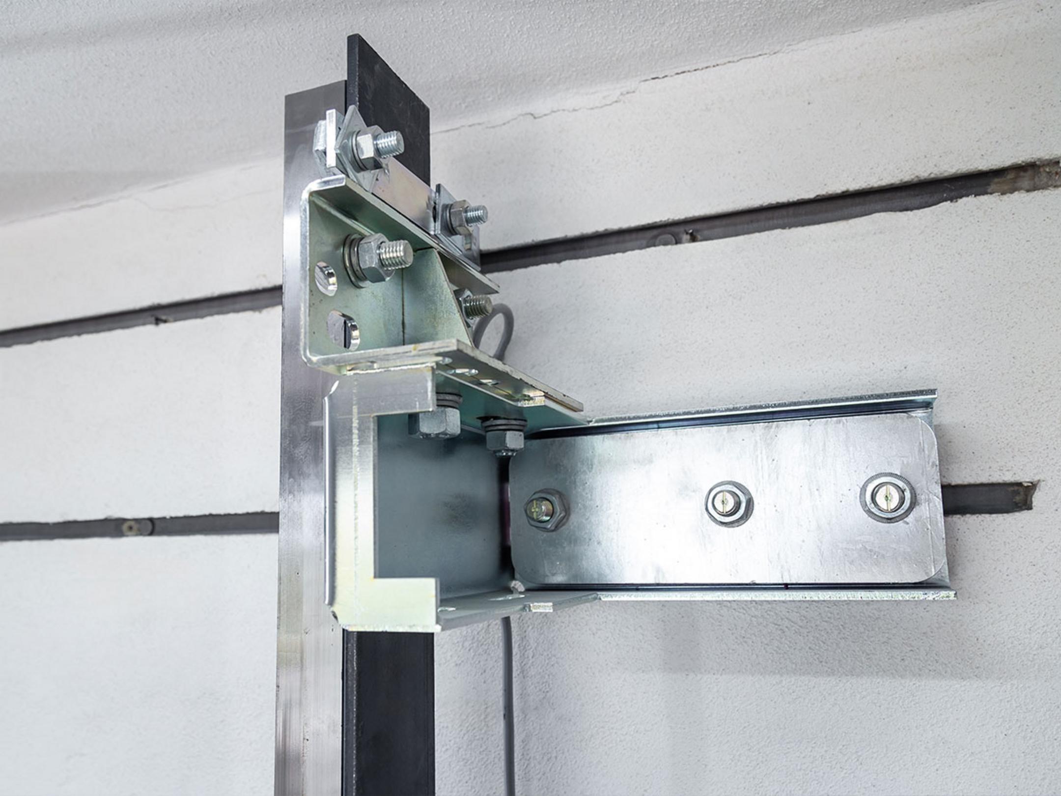 Die metallene Ankerschiene für die Aufzugsanlage aus der Nähe betrachtet.