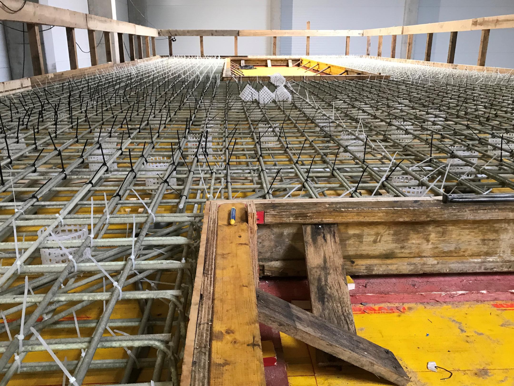 Die in Konstruktion befindliche FIBERNOX-Bewehrung im Inneren der Messhütte.
