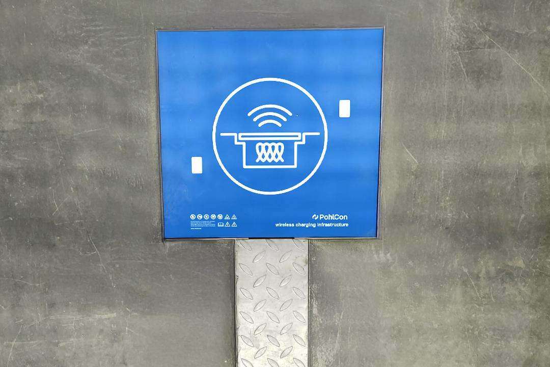 Grauer Boden, induktive Ladeeinbaueinheit WCPS ist im Boden eingelassen.
