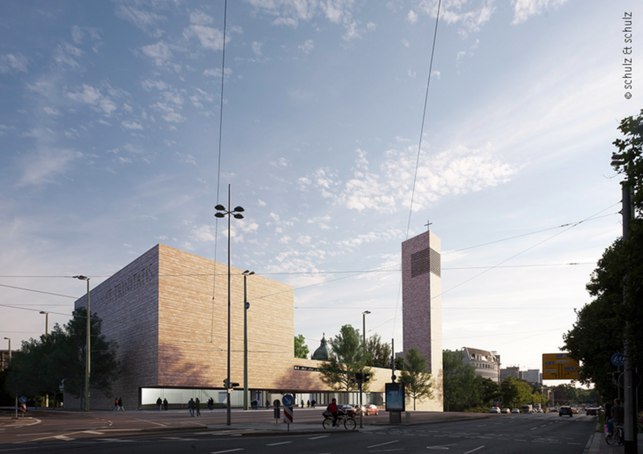 Modernes Kirchengebäude mit Turm und Kreuz, umgeben von Stadtleben, Bäumen und Passanten bei dämmerlicher Stimmung