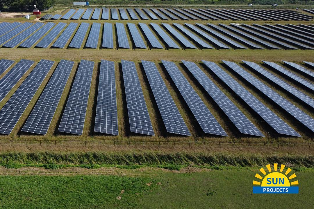 Luftaufnahme einer landwirtschaftlichen Fläche mit Solarpanelen