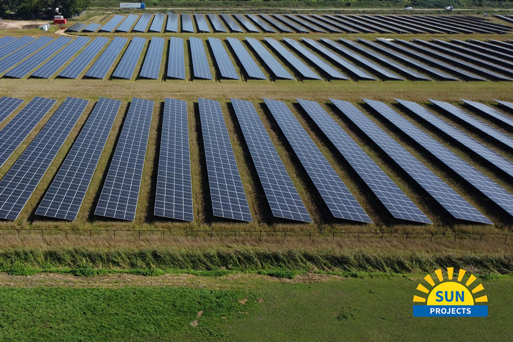 Luftaufnahme einer landwirtschaftlichen Fläche mit Solarpanelen