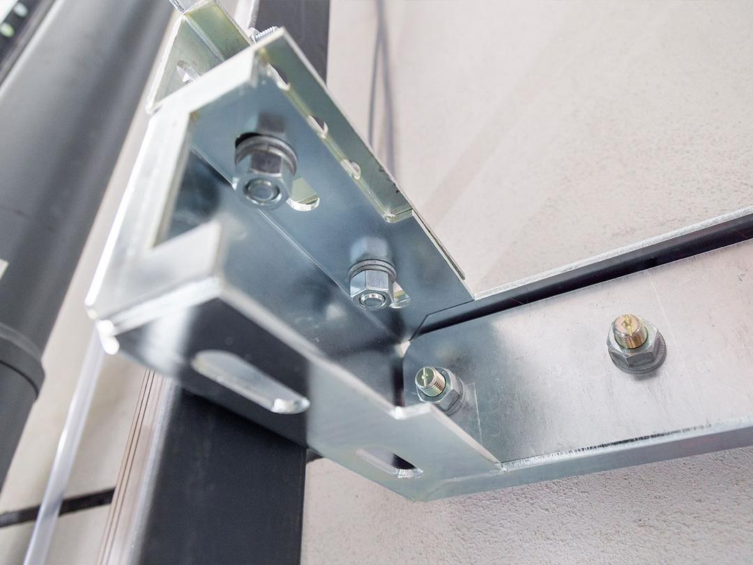 Die metallene Ankerschiene für die Aufzugsanlage aus sehr großer Nähe betrachtet.